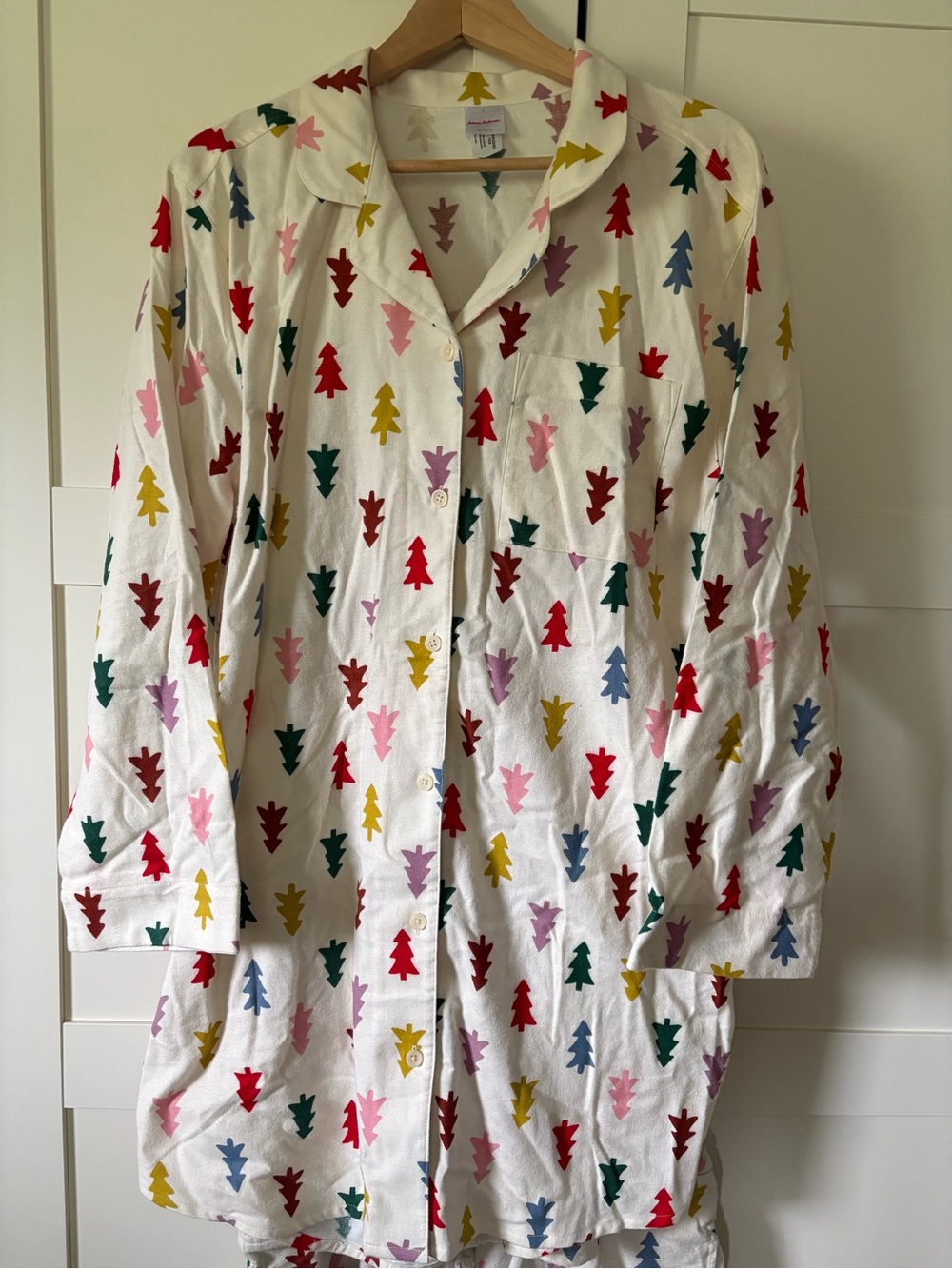 Hanna Andersson White Button-Up Kids Pajama Top with Multicolor Tree Motif